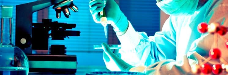 Profissional de divisão analítica e laboratorial exercendo função em laboratório
